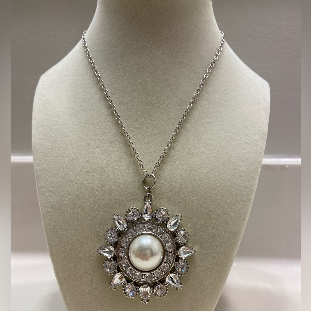 Silver Tone necklace with pearl and Rhinestone Pendant.